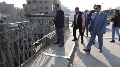 عقب حدوث كسر بالسور .. نائب محافظ المنيا يتفقد كوبري الملك فاروق ويوجه بإعداد مقايسة لتنفيذ أعمال الإصلاح