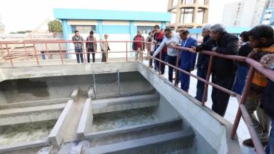 رئيس مياه أسيوط يتابع الأعمال والتجهيزات الإنشائية النهائية بالمعمل المركزي بمحطة الهلالي 