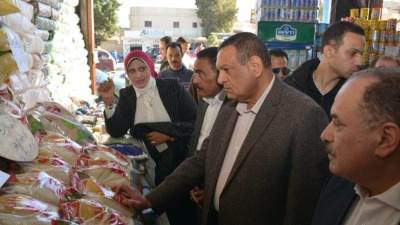 وزير التنمية المحلية يتفقد معرض «أهلاً رمضان»  بمطروح  ويوجه بتكثيف الحملات لمراقبة الأسعار 