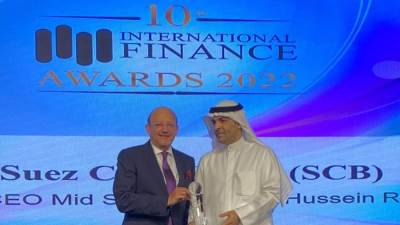 رئيس بنك قناة السويس  يتسلم جائزة أفضل رئيس تنفيذي لعام 2022 