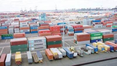 شعبة المستوردين: الإفراج عن البضائع المتكدسة يساهم فى استقرار أسعار المنتجات الغذائية 