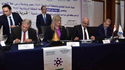 رئيس «القابضة للمياه» يشهد توقيع بروتوكول تعاون  لتوصيل المياه لـ285 أسرة بمركز إطسا بالفيوم