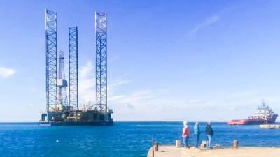 ضمن خطة التطوير..  ميناء الطور يستقبل أول حفار بترول لأعمال صيانة دورية 