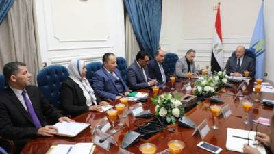 محافظ القاهرة يوجه رؤساء الاحياء الجدد بالتواجد الميدانى الدائم بالشارع والإستماع لشكاوى المواطنين 