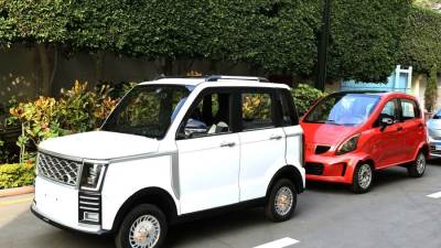 رئيس الوزراء يستعرض مشروع «تصنيع سيارة كهربائية مصرية»