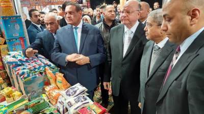 وزير التنمية المحلية ومحافظ القاهرة يفتتحان معرض «أهلاً رمضان» بالحي السابع بمدينة نصر