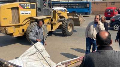 محافظة الجيزة ترفع التعديات علي الطريق العام بالمنيب