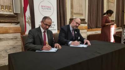 نائب وزير الإسكان يُوقع مذكرة تفاهم مع مسئولي رابطة المياه البريطانية للتعاون في مشروعات المياه والصرف الصحي