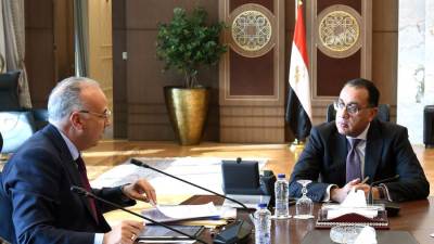 رئيس الوزراء يتابع مع وزير الرى نتائج زيارته لعدد من دول حوض النيل