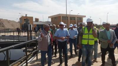 نائب وزير الاسكان لشؤون البنية الأساسية يتفقد عددا من مشروعات الصرف الصحى بمحافظة أسوان