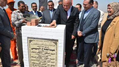 بتكلفة 500 مليون جنيه .. وزير التنمية المحلية يضع حجر أساس المنطقة الحرفية بالترامسة بمركز قنا