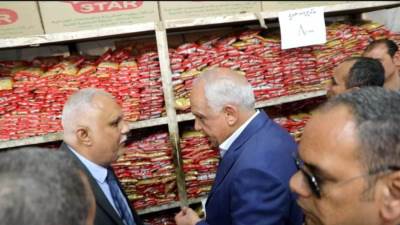 محافظ الجيزة يتفقد مقار الجمعيات الاستهلاكية والبداليين التموينين بالطالبية والهرم