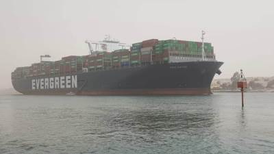 كأعلى معدل عبور يومي فى تاريخها .. قناة السويس تشهد عبور 107 سفينة  بإجمالى حمولات 6 مليون طن 