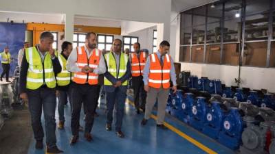 نائب وزير الإسكان يزور مصنعين لإنتاج المهمات المطلوبة لتنفيذ مشروعات مياه الشرب والصرف