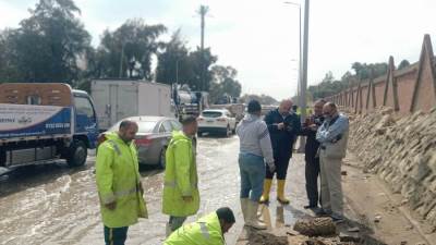 لليوم الثالث على التوالى.. عمال الصرف الصحي يواصلون جهودهم لسحب مياه الأمطار