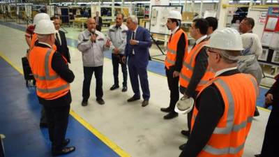 «العربية للتصنيع» تبحث توطين تكنولوجيا إنتاج سيارة كهربائية عربية 