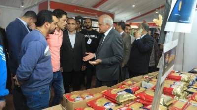 محافظ الجيزة يفاجئ العارضين بمعرض أهلآ رمضان بفيصل للتأكد من الالتزام بالأسعار المحددة 