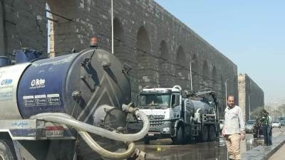 محافظة القاهرة: 10سيارات لشفط التراكمات الناتجة عن كسر ماسورة مياه بسور مجري العيون
