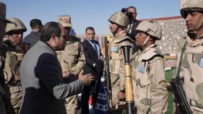 السيسى خلال تفقده الارتكازات الأمنية شرق القناة: سعيد بوجودي وسط أبنائي من مقاتلي القوات المسلحة