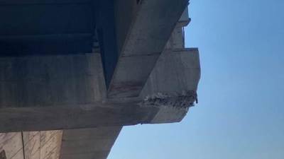 بعد اصطدام شاحنة نقل بالباكيه المعدنى .. غلق كوبري بركة السبع احترازيا