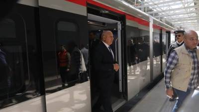 وزير النقل يتفقد انتظام العمل بمحطة عدلي منصور ويستقل أحد قطارات LRT