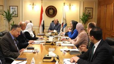 وزير قطاع الأعمال خلال لقائه برؤساء الشركات القابضة: تطبيق قواعد اقتصاديات التشغيل لخفض النفقات وزيادة الأرباح