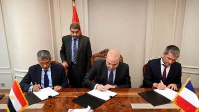 وزير الإسكان والمدير الإقليمي للوكالة الفرنسية يوقعان اتفاقية  لتنفيذ مشروع توسعات ورفع كفاءة محطة معالجة الصرف  بحلوان