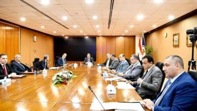 «الملا» يتابع خطط تنفيذ تحسين الإنتاج بشركات الصحراء الغربية