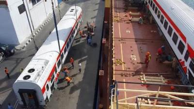 النقل: وصول 15 عربة ثالثة مكيفة جديدة إلى ميناء الإسكندرية قادمة من المجر 