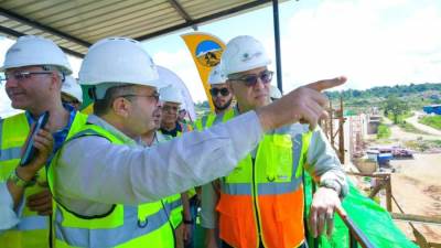 وزير الإسكان يتفقد سير العمل بمشروع سد ومحطة «جوليوس نيريرى» بتنزانيا