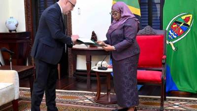 تؤكد متانة العلاقات الثنائية .. رسالة من السيسي لرئيسة تنزانيا يسلمها وزير الإسكان 