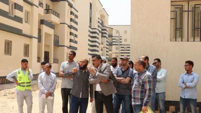 وزير الإسكان يتابع مع رئيس جهاز السادات موقف وحدات «سكن كل المصريين» و«دار مصر»