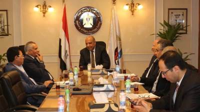 وزير قطاع الأعمال  يبحث مع مجموعة «عيسى جروب» تطوير مصنع السيراميك بالخزف والصيني