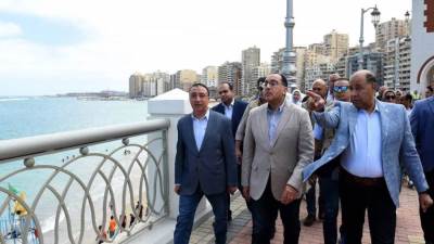 رئيس الوزراء يتفقد مشروع نفق وكباري السادات والممشى السياحي الجديد بميامي