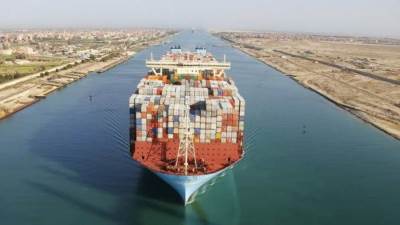 «أسامة ربيع»:الدفع بثلاثة قاطرات لقطر ناقلة بترول تعطلت ماكيناتها خلال عبورها لقناة السويس