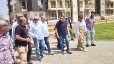 مسئولو " الإسكان " يتفقدون المشروعات الجارية بمدينة الشيخ زايد