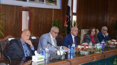 «مسؤولو الإسكان » يناقشون الموقف التنفيذي لمشروعات الإسكان والمرافق بعدد من أجهزة المدن الجديدة