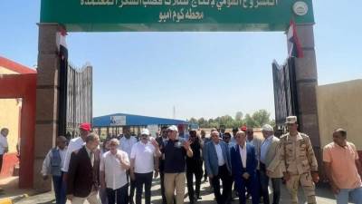 وزير الزراعة ومحافظ أسوان يتفقدون أول محطة لإنتاج شتلات قصب السكر بتكلفة 300 مليون جنيه