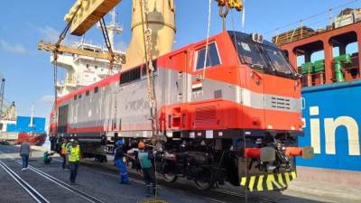 وصول دفعة جديدة من الجرارات الأمريكية الجديدة إلى ميناء الإسكندرية