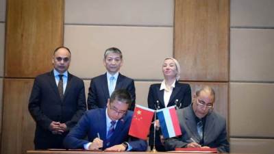 وزيرة البيئة وسفير الصين بالقاهرة يشهدان التوقيع على شهادة تسلم البضائع الموفرة للطاقة كمنحة من الحكومة الصينية