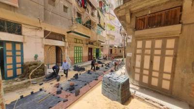 استكمال أعمال الرصف بالانترلوك بثلاث مناطق بمدينة دمياط ضمن مشروع تطوير المناطق غير المخططة 