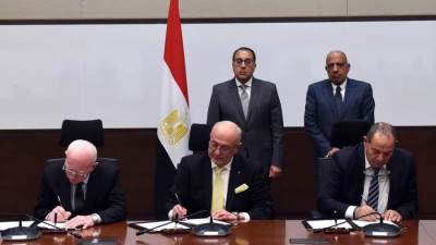 رئيس الوزراء يشهد توقيع عقدي إيجار ووكالة لإعادة تأهيل وتشغيل مصنع غير مُستغل لمرشحات الكٌلى