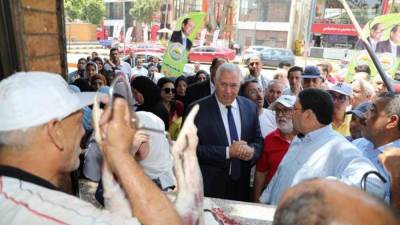 وزير الزراعة يتفقد المنافذ التابعة للوزارة ويوجه بتوفير السلع بالأسعار المخفضة للمواطنين 