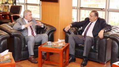 هيئة التنمية الصناعية تبحث إنشاء خط لإنتاج المجمعات الحرارية الشمسية بالعاشر من رمضان