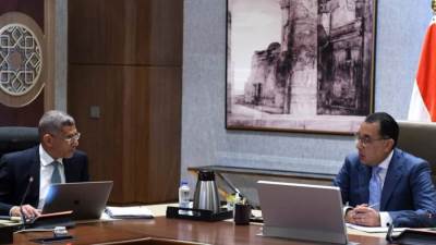 رئيس الوزراء يتابع مع الرئيس التنفيذي لوكالة الفضاء المصرية عددًا من مشروعات الوكالة