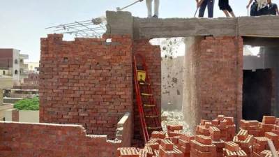 ضبط وإزالة مخالفات بناء بعقار بطريق المنصورية بحي الهرم