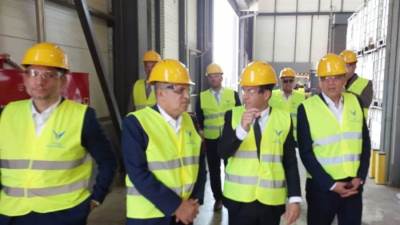 أسامة ربيع يتفقد مصنع شركة "Antipollution" العالمية لإعادة تدوير المخلفات الصلبة والسائلة باليونان