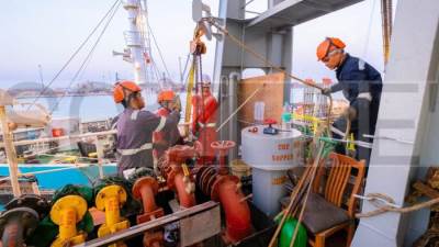 اقتصادية قناة السويس:  تنفيذ أول عملية لخدمة تموين سفن بميناء السخنة بنجاح