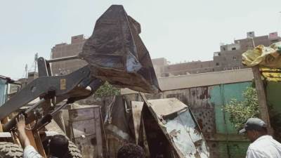 خلال حملة مكبرة .. إزالة أكشاك وفتارين متعدية علي حرم سور محطة الصرف الصحي بالبوهي بحي إمبابة بالجيزة