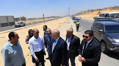 وزير الإسكان يتفقد مشروعات تطوير محاور الطرق ومشروع منطقة الخدمات بمدينة القاهرة الجديدة